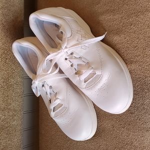 Propet walking shoes white size 9N leather upper gently used